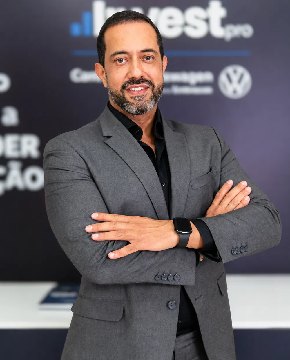 Consultor parceiro InvestPro no estande Consórcio Volkswagen