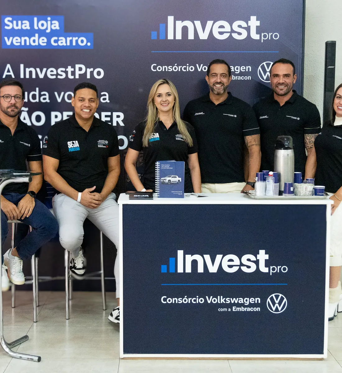 Equipe InvestPro no estande Consórcio Volkswagen em evento oficial